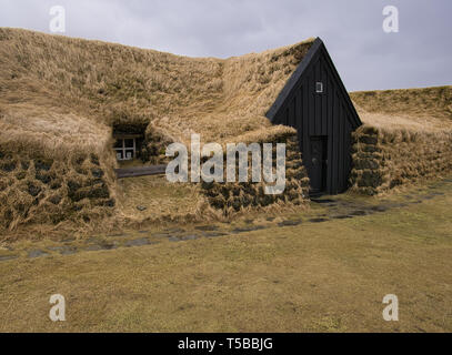 Die hölzerne Fassade mit Tür und Fenster eines Torfhaus in Keldur Stockfoto