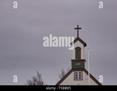 Der Kirchturm mit Kreuz, von der kleinen Kirche von 1875 in Keldur Stockfoto