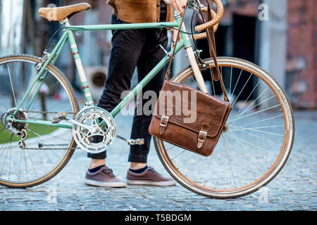 Mann mit retro Fahrrad und Tasche im Freien, 7/8-Bild ohne Gesicht Stockfoto