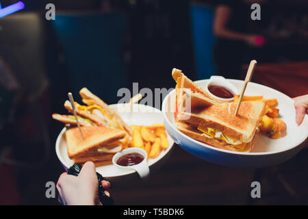 Appetitliche Sandwiches liegen auf einem weißen Teller. Stockfoto