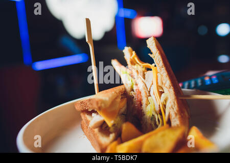 Appetitliche Sandwiches liegen auf einem weißen Teller. Stockfoto