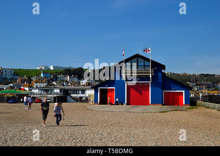 RNLI Lifeboat Station am Strand von Hastings, East Sussex, Großbritannien Stockfoto