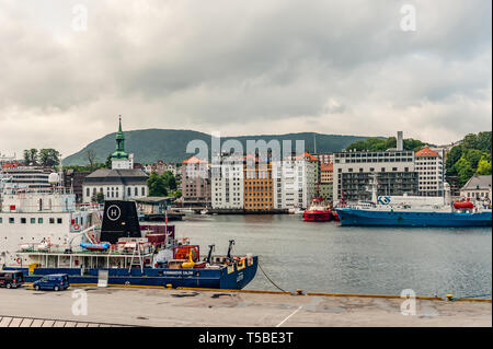 Bergen, Norway-July 30, 2013: Foto von den Bergen direkt am Wasser an einem sonnigen Tag. Schiffe im Hafen von Bergen. Stockfoto