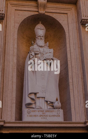 Eine Statue von Gregor der Erleuchter, dem Schutzpatron und ersten offiziellen Oberhaupt der Armenischen Apostolischen Kirche, die St. Peter's Basilica, Vatikanstadt Stockfoto