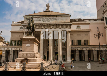 Das Teatro Carlo Felice und Denkmal Garibaldi in der Piazza De Ferrari, Genua Stockfoto