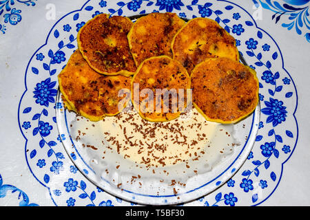 Käsekuchen mit saurer Sahne und Schokolade Chips auf einer Platte. Stockfoto