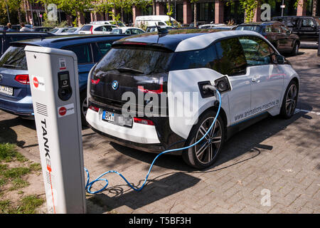 BMW i3 an eine Ladestation der Mobilstation auf dem Charles-de-Gaulle im Stadtteil Deutz, Köln, Deutschland. Mit einer direkten Verbindung zu Stockfoto