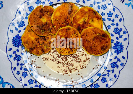 Käsekuchen mit saurer Sahne und Schokolade Chips auf einer Platte. Stockfoto