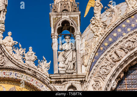 Die Details der Saint Mark Basilika auf dem Dach Außendekoration, Venedig Stockfoto