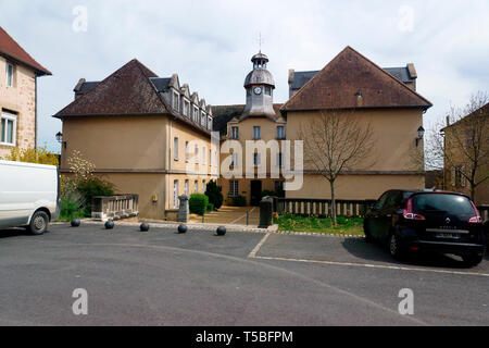 Gebäude hinter der Kirche MAGNAC LAVAL Stockfoto