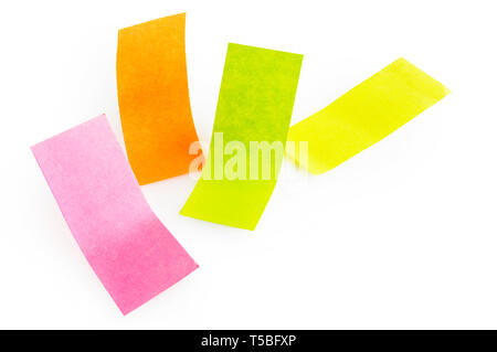 Stücke von bunten Papier auf weißem Hintergrund mit Mustertext isoliert. Beschneidungspfad enthalten. Stockfoto