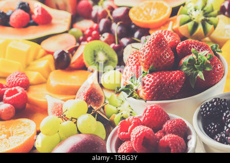 Erdbeer Heidelbeer Himbeer und Brombeeren auf weißem Hintergrund