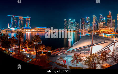 Singapur, Singapur - ca. September 2017: Skyline von Singapur Stadt bei Nacht, Singapur. Stockfoto