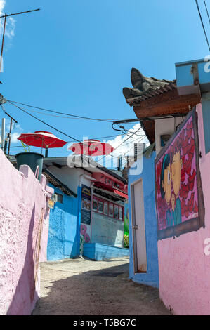 Farbenfrohe Bilder und Dekorationen an Wänden und Gebäude in Jaman Wandbild Dorf, in der Nähe von Jeonju Hanok Dorf in Jeonju, Südkorea Stockfoto