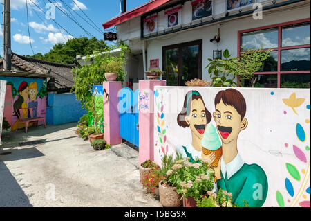 Farbenfrohe Bilder und Dekorationen an Wänden und Gebäude in Jaman Wandbild Dorf, in der Nähe von Jeonju Hanok Dorf in Jeonju, Südkorea Stockfoto