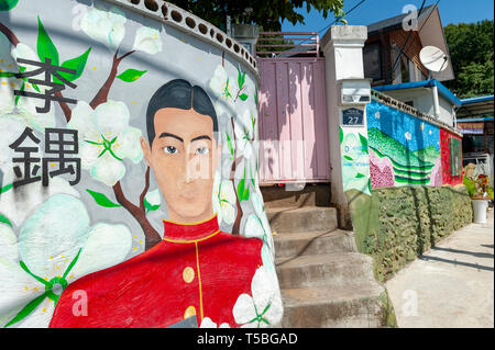 Farbenfrohe Bilder und Dekorationen an Wänden und Gebäude in Jaman Wandbild Dorf, in der Nähe von Jeonju Hanok Dorf in Jeonju, Südkorea Stockfoto