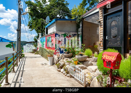 Farbenfrohe Bilder und Dekorationen an Wänden und Gebäude in Jaman Wandbild Dorf, in der Nähe von Jeonju Hanok Dorf in Jeonju, Südkorea Stockfoto