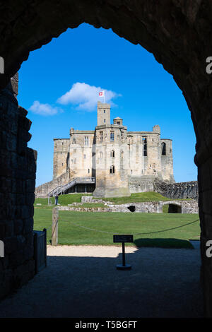 Große Turm gesehen durch den Bogen des Torhauses in Warkworth Castle, Warkworth, Northumberland, England, Großbritannien Stockfoto