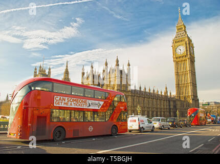 LONDON, GROSSBRITANNIEN, 25. JANUAR 2016: Big Ben, die Westminster Bridge und roten Doppeldeckerbus in London, England, Vereinigten Königreich am 25. Januar 201 Stockfoto