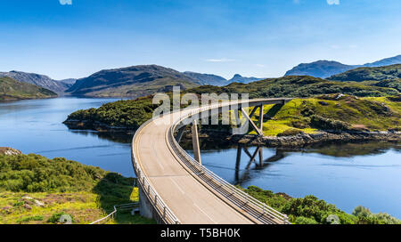 Tagesansicht des Kylesku Brücke in assynt an der Nordküste 500 Route im Norden von Schottland, Großbritannien Stockfoto