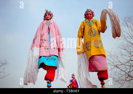 Xi'an, China-Feb 13, Volkskünstler durchführen, Shehuo nonmaterial Shehuo ist ein kulturelles Erbe, um das Neue Jahr zu feiern. Stockfoto