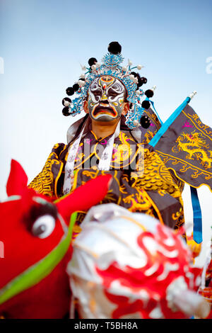 Xi'an, China 13.Februar ein volkskünstler durchführen, Shehuo nonmaterial Shehuo ist ein kulturelles Erbe, um das Neue Jahr zu feiern. Stockfoto