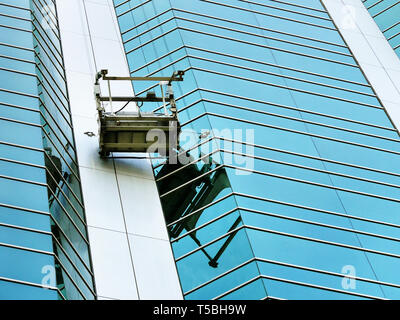 Arbeitnehmer windows Waschen im Bürogebäude Stockfoto