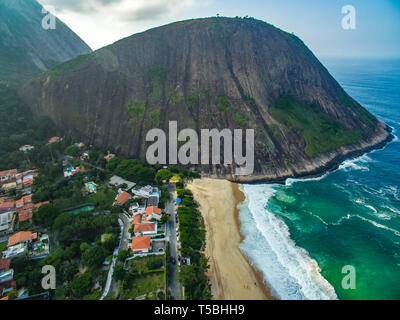 Stein Strand und die Berge. Beach Paradise. Itacoatiara Strand. Die Stadt Niteroi, Bundesstaat Rio de Janeiro, Südamerika. Stockfoto