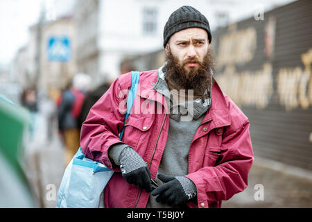 Porträt einer stilvollen Obdachlose bärtige Bettler in der Stadt Stockfoto