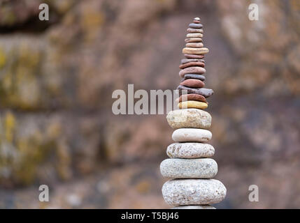 Stapel von Steinen auf Rock unterstützt. Stockfoto