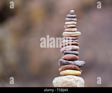 Stapel von Steinen auf Rock unterstützt. Stockfoto