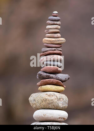 Stapel von Steinen auf Rock unterstützt. Stockfoto