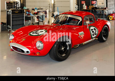 Vorderansicht von Ron Maysoon Red, 1965, Ginetta G4 R GT-Auto, in der Internationalen Pit Garagen bei der Silverstone Classic 2019 Medien/Test Tag Stockfoto