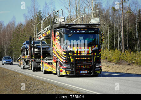 Tenhola, Finnland - 12 April 2019: einzigartiges Fahrzeug carrier Scania R 650 Der kuljetus J. Kivi hols Autos entlang der Landstraße an einem Tag des Frühlings. Stockfoto