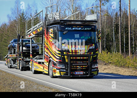 Tenhola, Finnland - 12 April 2019: einzigartiges Fahrzeug carrier Scania R 650 Der kuljetus J. Kivi hols Autos entlang der Landstraße an einem Tag des Frühlings. Stockfoto