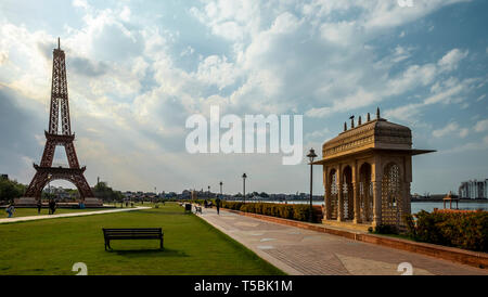 Eifel Turm im Park der sieben Weltwunder in Indien Stockfoto