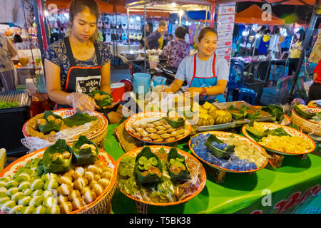 Snack Stall, der Nachtmarkt, neben dem Bahnhof, Sathani Straße, Trang, Thailand Stockfoto