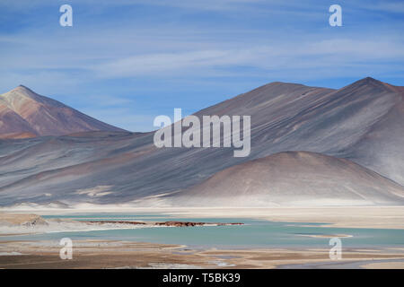 Salar de Talar Salzseen mit der unglaublichen Cerro Medano Berg im Hintergrund, chilenischen Anden, Chile Stockfoto