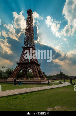 Eifel Turm im Park der sieben Weltwunder in Indien Stockfoto