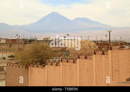 Unglaubliche Aussicht der Licancabur Vulkan, wie sie von der Stadt San Pedro de Atacama im Norden von Chile, Südamerika Stockfoto