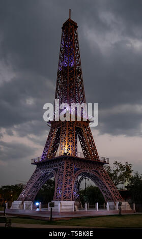 Eifel Tower Blick auf die sieben Wunder park Indien Stockfoto