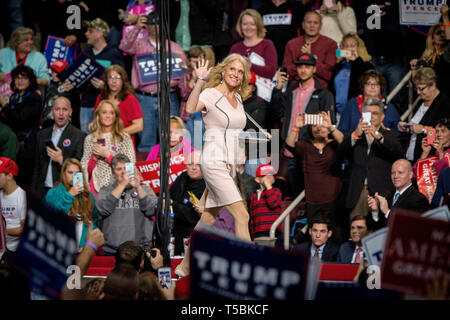 Kellyanne Conway stellt Donald J. Trumpf (R-Ny) als Präsidentschaftskandidaten Kampagnen im Giant Center in Hershey, Pennsylvania. Stockfoto