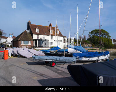 Krone und Anker Public House und Restaurant Dell Kai Marine West Sussex England Großbritannien auf einem schönen Frühjahr April Tag Wetter mit angelegten Yachten und paddl Stockfoto