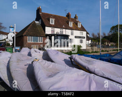 Krone und Anker Public House und Restaurant Dell Kai Marine West Sussex England Großbritannien auf einem schönen Frühjahr April Tag Wetter mit überdachten paddleboards Stockfoto