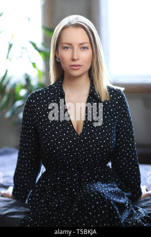 Frau trägt gepunkteten Kleid Stockfoto