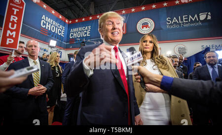 Hoffnungsvolles, Milliardär Donald Trump und seine Frau Melania Trump im spin Zimmer nach dem CNN-republikanischen Präsidentendebatte im Venetian Hotel & Casino in Las Vegas. Stockfoto