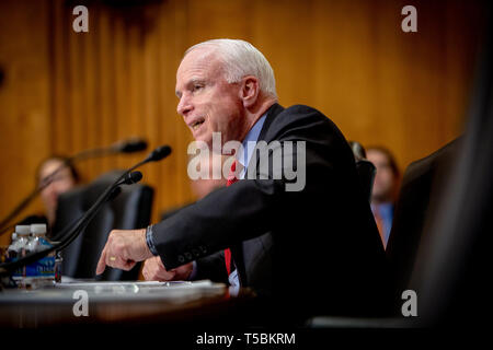 Senator John McCain (R-Az) Fragen UN-Sonderbeauftragten Jan Egeland auf Syrien während einer Anhörung im Senat. Stockfoto