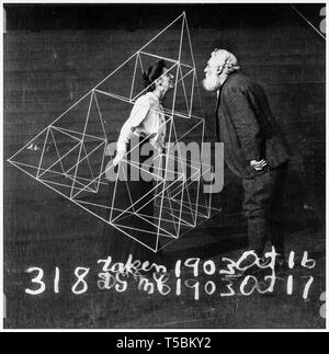 Alexander Graham Bell (1847-1922) nach seiner Frau, Mabel Hubbard Gardiner Bell, der in einem tetraedrischen Kite steht, 1902 Stockfoto