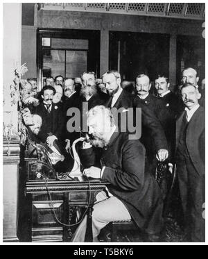 Alexander Graham Bell (1847-1922) bei der Eröffnung der Ferngespräche Linie von New York nach Chicago, 1892 Stockfoto