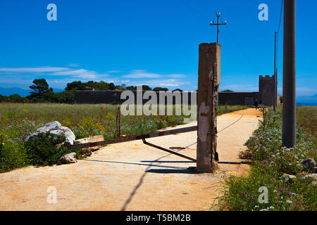 Tonnara del Secco, di San Vito Lo Capo, einer zerstörten ehemaligen Thunfischfang und Verarbeitung Fabrik in Sizilien, zurückgehend bis 1412. Sie geschlossen in 1965. Stockfoto